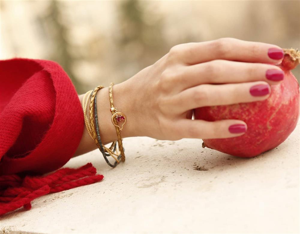 دستبند‌های چرم با المان‌های طبیعی | دستبند چرم آویز انار و زنجیر